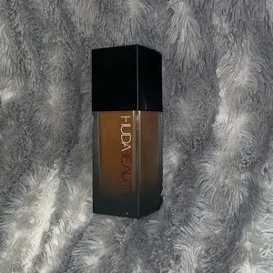 HUDA BEAUTY Faux Filter High Coverage Cream Foundation